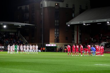 Blackpool oyuncuları, 27 Şubat 202 'de Londra Matchroom Stadyumu' nda oynanan Leyton Orient-Blackpool maçından önce sıralandılar.