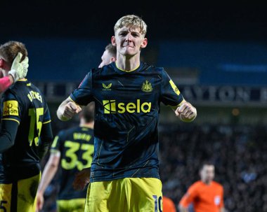 Newcastle United takımından Anthony Gordon, Birleşik Krallık 'ın Blackburn kentinde oynanan 5. Raund Blackburn Rovers - Newcastle United karşılaşmasında, düzenlenen turnuvanın galibiyetini kutluyor.