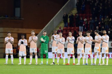 Blackpool oyuncuları 27 Şubat 202 'de Londra Matchroom Stadyumu' nda oynanan Leyton Orient-Blackpool maçından önce alkışlıyorlar.