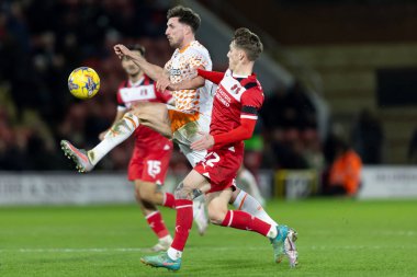 Blackpool 'dan Jake Beesley' e Leyton Orient takımından Ethan Galbraith 27 Şubat 202 'de Londra Matchroom Stadyumu' nda Leyton Orient - Blackpool maçında meydan okudu.
