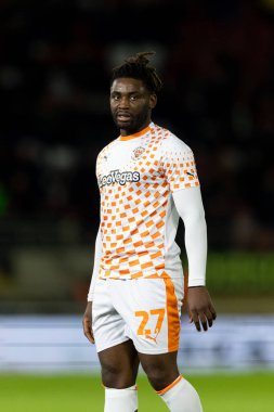 Blackpool 'dan Kylian Kouassi, 27 Şubat 202' de İngiltere 'nin Matchroom Stadyumu' nda oynanan Gökyüzü İddia Ligi 1 karşılaşmasında izliyor.