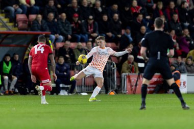 Blackpool 'dan George Byers 27 Şubat 202' de Londra Matchroom Stadyumu 'nda oynanan Gökyüzü İddia Ligi 1 karşılaşmasında topu sürüyor.