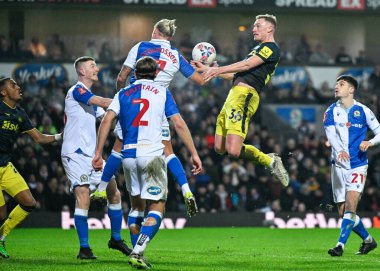Newcastle United takımından Sean Longstaff, Birleşik Krallık 'ın Blackburn kentinde oynanan 5. Raund Blackburn Rovers - Newcastle United karşılaşmasında topa liderlik ediyor.