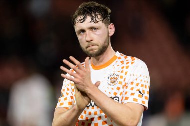 Blackpool 'dan Matthew Pennington, 27 Şubat 202' de Londra 'nın Matchroom Stadyumu' nda oynanan 1. Gökyüzü İddia Ligi karşılaşmasında yenilen taraftarları alkışlıyor.