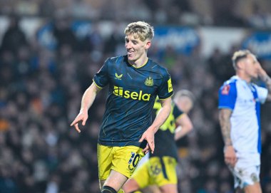 Newcastle United takımından Anthony Gordon, Birleşik Krallık 'ın Blackburn kentinde oynanan 5. Rauntluk Blackburn Rovers - Newcastle United karşılaşmasında Newcastle' a 0-1 'lik galibiyet golünü kutluyor.