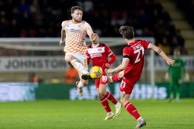 Blackpool 'dan Matthew Pennington ve Leyton Orient' ten Ollie O 'Neill 27 Şubat 202 tarihinde Londra Matchroom Stadyumu' nda oynanan Sky Bet 1 karşılaşmasında top için yarışıyorlar.