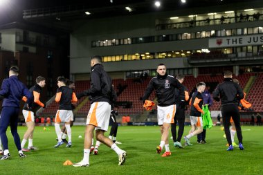 Blackpool oyuncuları 27 Şubat 202 'de Londra Matchroom Stadyumu' nda oynanan Leyton Orient-Blackpool maçından önce ısınmaya başladılar.