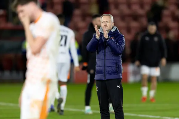 Neil Critchley Manager Van Blackpool Applaudisseert Fans Hun Nederlaag Tijdens — Stockfoto