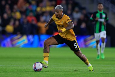 Wolverhampton Wanderers takımından Mario Lemina, 28 Şubat 202 tarihinde Birleşik Krallık 'ın Molineux kentinde oynanan 5. tur karşılaşmasında topu kontrol ediyor.
