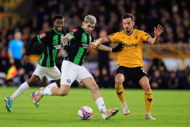 Wolverhampton Wanderers 'dan Pablo Sarabia ve Brighton & Hove Albion' dan Julio Enciso, Molineux, Wolverhampto 'da oynanan 5. Round FA Cup karşılaşmasında top mücadelesi için mücadele ettiler.