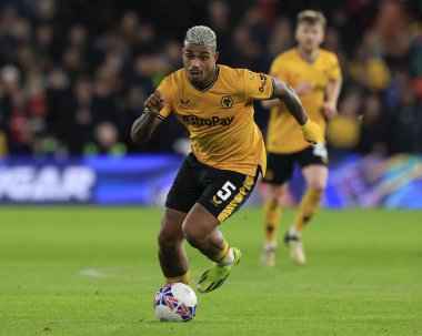 Wolverhampton Wanderers takımından Mario Lemina, 28 Şubat 202 tarihinde Birleşik Krallık 'ın Molineux kentinde oynanan 5. tur karşılaşmasında topu kontrol ediyor.