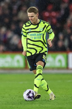 Arsenal 'den Martin Odegaard, İngiltere' nin Sheffield Lane kentinde oynanan Premier League maçında Sheffield United ile Arsenal maçında pas attı.