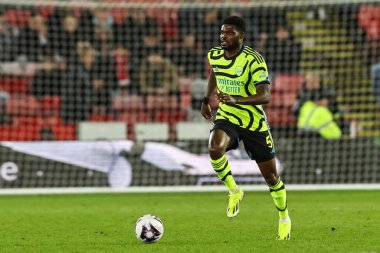 Arsenal 'den Thomas Partey, İngiltere' nin Sheffield Lane şehrinde oynanan Premier Lig maçında Sheffield United ile Arsenal maçında topu kırıyor.