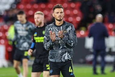 Arsenal 'den Ben White, İngiltere' nin Sheffield Lane kentinde oynanan Premier League maçı öncesinde taraftarları alkışlıyor.