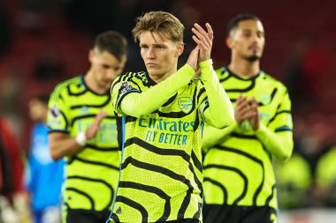 Arsenal 'den Martin Odegaard, İngiltere' nin Sheffield Lane kentinde oynanan Premier League maçının sonunda taraftarları alkışlıyor.