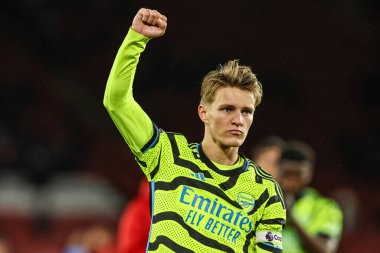 Arsenal 'den Martin Odegaard, İngiltere' nin başkenti Sheffield Lane 'de oynanan Premier League maçı Sheffield United ve Arsenal maçında kazandığı galibiyeti kutluyor.