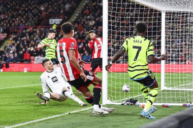 Arsenal 'den Bukayo Saka gol atıyor ama Sheffield United' tan Jayden Bogle 'ı Premier League maçında Sheffield United' a karşı Arsenal Bramall Lane, Sheffield, İngiltere 'de 4 Mart 202' de kendi kalesine gönderiyor.