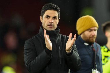 Arsenal 'in Mikel Arteta teknik direktörü, İngiltere' nin Sheffield Lane kentinde oynanan Premier League maçının sonunda taraftarları alkışlıyor.