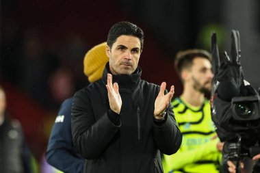 Arsenal 'in Mikel Arteta teknik direktörü, İngiltere' nin Sheffield Lane kentinde oynanan Premier League maçının sonunda taraftarları alkışlıyor.