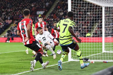 Arsenal 'den Bukayo Saka gol atıyor ama Sheffield United' tan Jayden Bogle 'ı Premier League maçında Sheffield United' a karşı Arsenal Bramall Lane, Sheffield, İngiltere 'de 4 Mart 202' de kendi kalesine gönderiyor.