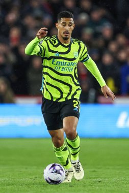 Arsenal 'den William Sthe, İngiltere' nin Sheffield Lane şehrinde oynanan Premier League maçında Sheffield United ve Arsenal maçında topa vuruyor.