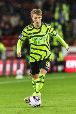 Arsenal 'den Martin Odegaard, İngiltere' nin Sheffield Lane kentinde oynanan Premier Lig maçında topu kırıyor.