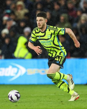 Arsenal 'den Declan Rice, İngiltere' nin başkenti Sheffield Lane 'de oynanan Premier League maçında topu kırıyor.