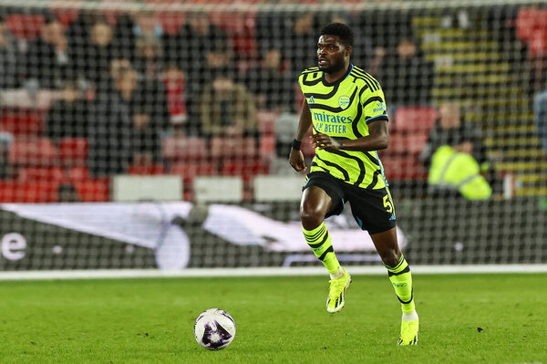 Thomas Partey of Arsenal makes a break with the ball during the Premier League match Sheffield United vs Arsenal at Bramall Lane, Sheffield, United Kingdom, 4th March 202