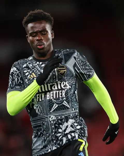 Arsenal 'den Bukayo Saka Premier Lig maçı öncesinde Bramall Lane, Sheffield, İngiltere' de Sheffield United 'a karşı 4 Mart 202' de oynanan maç öncesi ısınma maçında