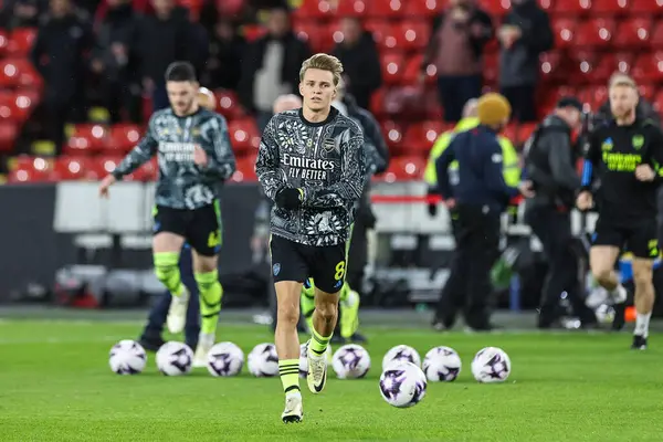 Arsenal 'den Martin Odegaard, İngiltere' nin Sheffield şehrinde 4 Mart 2024 'te oynanan Premier League maçında Sheffield United ve Arsenal maçının öncesinde takımı ısınmaya götürüyor.