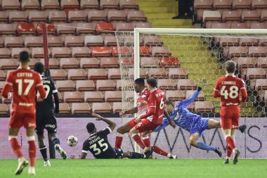 Barnsley 'li Donovan Pines, 5 Mart 2024' te Oakwell, Barnsley, İngiltere 'de oynanan Sky Bet 1 maçında topu temizliyor.