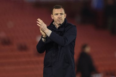 Neill Collins Barnsley 'in baş antrenörü, 5 Mart 2024' te Oakwell, Barnsley 'de oynanan Sky Bet 1 karşılaşmasında taraftarları alkışlıyor.