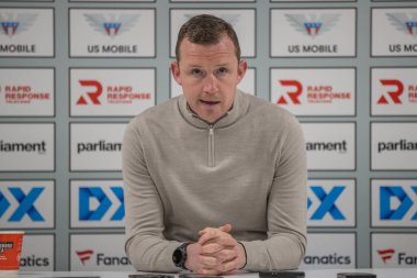 Neill Collins Barnsley 'in baş antrenörü 5 Mart 2024' te Oakwell, Barnsley 'de oynanan Sky Bet 1 maçında basın toplantısında konuşma yapacak.