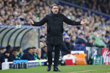 Leeds United 'ın Daniel Farke teknik direktörü, Leeds United' ın 5 Mart 2024 'teki Sky Bet Stoke City maçında Leeds United' a karşı oynadığı jest ve tepkileri gösteriyor.
