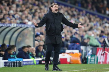 Leeds United 'ın Daniel Farke teknik direktörü, Leeds United' ın 5 Mart 2024 'teki Sky Bet Stoke City maçında Leeds United' a karşı oynadığı jest ve tepkileri gösteriyor.