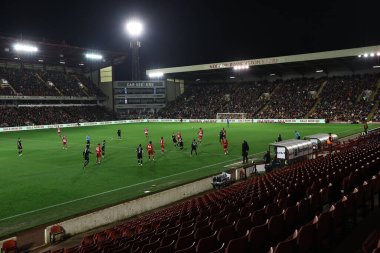 Barnsley 'li Josh Earl, 5 Mart 2024' te Oakwell, Barnsley, Birleşik Krallık 'ta oynanan Sky Bet 1 maçında Bolton Wanderers maçında yüksek topu kazanmak için sıçradı.