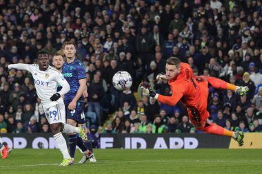 Leeds United takımından Wilfried Gnonto, 5 Mart 2024 'te Leeds Road, İngiltere' de oynanan Sky Bet Şampiyonası maçında şutunu atıyor.