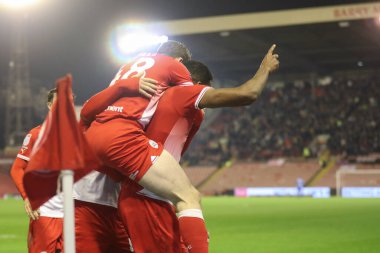 Barnsley 'li Donovan Pines, 5 Mart 2024' te Oakwell, Barnsley, İngiltere 'de oynanan Sky Bet Lig 1 karşılaşmasında 2-0 kazanma hedefini kutluyor.