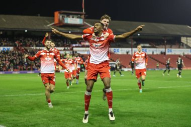 Barnsley 'li Donovan Pines, 5 Mart 202' de Oakwell, Barnsley, İngiltere 'de oynanan Sky Bet 1 karşılaşmasında 2-0' lık galibiyet golünü kutluyor.