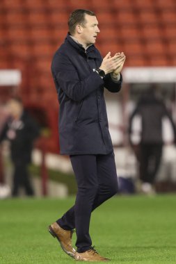 Barnsley 'li Liam Roberts, 5 Mart 202' de Oakwell, Barnsley, İngiltere 'de oynanan Sky Bet 1 karşılaşmasında maç 2-2 bittikten sonra ev sahibi taraftarları alkışlıyor.