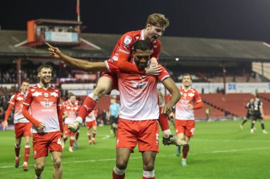 Barnsley 'li Donovan Pines, 5 Mart 202' de Oakwell, Barnsley, İngiltere 'de oynanan Sky Bet 1 karşılaşmasında 2-0' lık galibiyet golünü kutluyor.