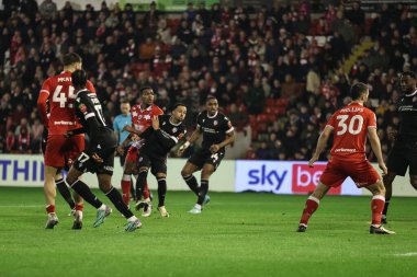Barnsley 'den Donovan Pines, 5 Mart 202' de Oakwell, Barnsley, İngiltere 'de oynanan Sky Bet 1 maçında Bolton Wanderers' a karşı 2-0 yenildi.