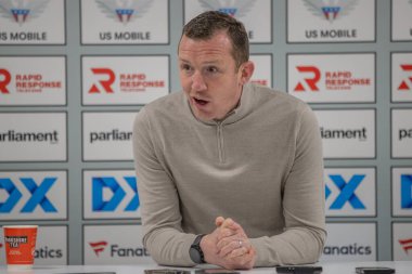 Neill Collins Barnsley 'in baş antrenörü, 5 Mart 202' de Oakwell, Barnsley 'de oynanan Sky Bet 1 maçında basın toplantısında konuştu.