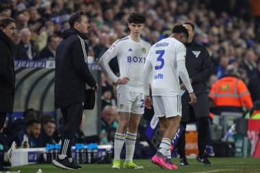 Leeds United 'dan Archie Gray ve Leeds United' tan Jnior Firpo, 5 Mart 2024 'te Leeds Road, Leeds, İngiltere' de Leeds City 'ye karşı oynanan Sky Bet Şampiyonası' nın ikinci yarısında yarışmaya hazırlanıyorlar.