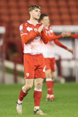 Barnsley 'den Luca Connell, 5 Mart 202' de Oakwell, Barnsley, İngiltere 'de oynanan Sky Bet 1 karşılaşmasında maç 2-2 bittikten sonra ev sahibi taraftarları alkışlıyor.