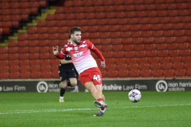 Barnsley 'den John Mcatee, 5 Mart 202' de Oakwell, Barnsley, İngiltere 'de oynanan Sky Bet 1 karşılaşmasında 1-0 berabere kaldı.