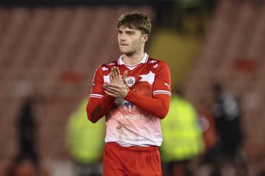 Barnsley 'den Luca Connell, 5 Mart 202' de Oakwell, Barnsley 'de oynanan Sky Bet 1 karşılaşmasında ev sahibi taraftarları alkışlıyor.