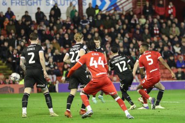 Barnsley 'den Donovan Pines, 5 Mart 202' de Oakwell, Barnsley, İngiltere 'de oynanan Sky Bet 1 maçında Bolton Wanderers' a karşı 2-0 yenildi.