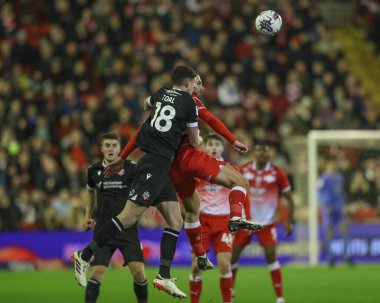 Barnsley 'li Adam Phillips, 5 Mart 202' de Oakwell, Barnsley, Birleşik Krallık 'ta oynanan Sky Bet 1 maçında Bolton Wanderers' ın Eoin Toal of Bolton Wanderers maçında yüksek topu kazandı.