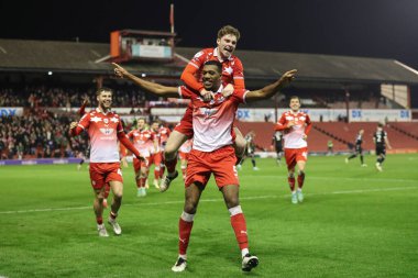 Barnsley 'li Donovan Pines, 5 Mart 202' de Oakwell, Barnsley, İngiltere 'de oynanan Sky Bet 1 karşılaşmasında 2-0' lık galibiyet golünü kutluyor.